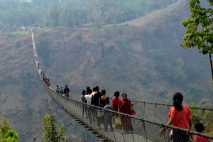 पर्वतको सदरमुकाम कुश्माबजार नजिकै वडागाउँ कैयामा रहेको झोलुङ्गे पुल। तस्वीरः रासस